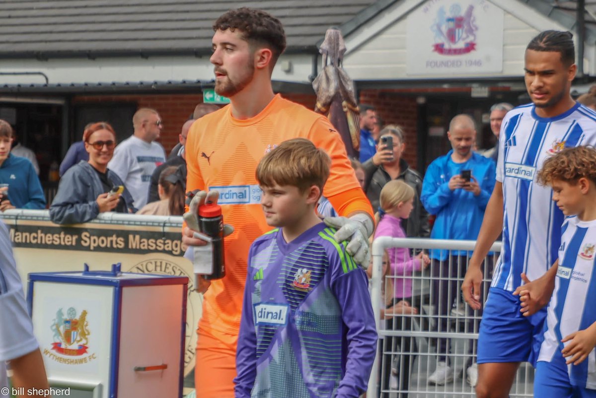 WythenshaweFC's tweet photo. In the middle of our goal, Ryan Forde 🎶

Congratulations to Ryan, and the superb back line infront of him.

#Wythenshawe #UpTheAmmies 🔵⚪️ https://t.co/Tek74b0Fv8