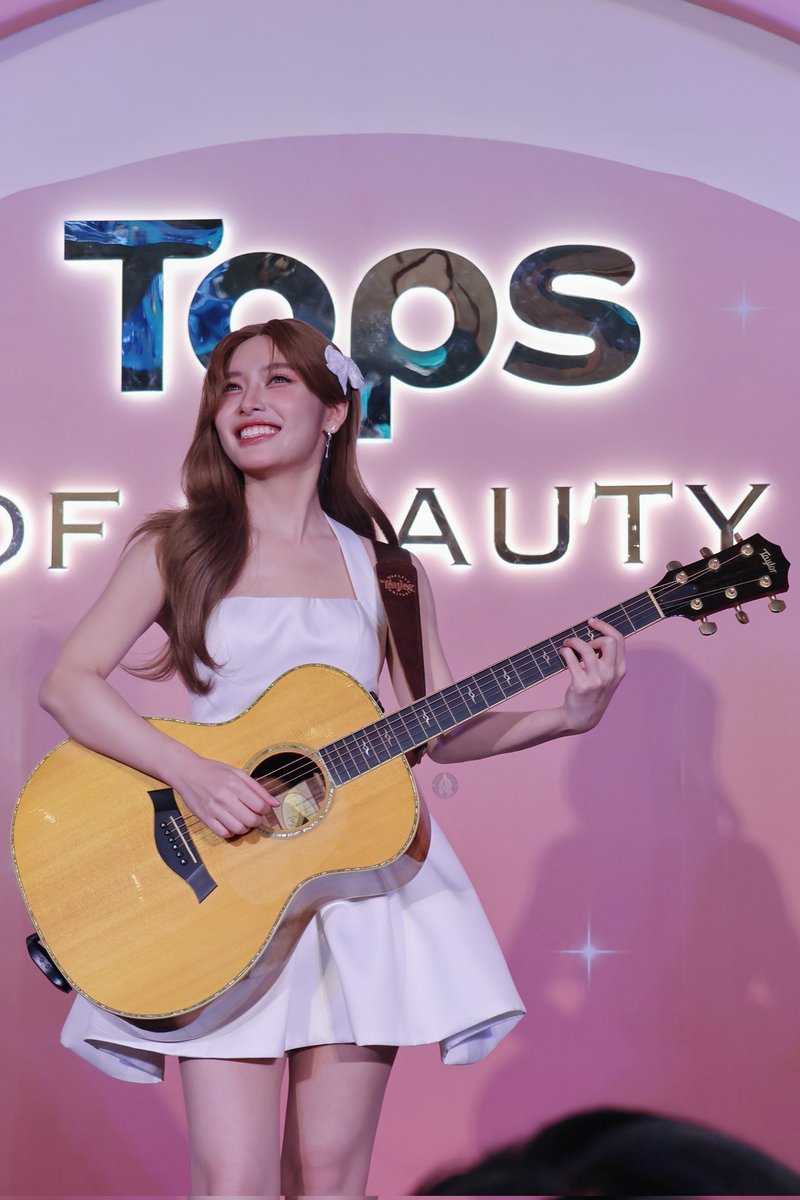 ลูกแก้วสีขาวและกีตาร์ตัวโปรด ✨️🔮🎸

OURS BLOOMING WITH LK
#TOPSOfBeauty2025xLookkaew
#lookkaewkamollak 
#BOYAxLookkaew