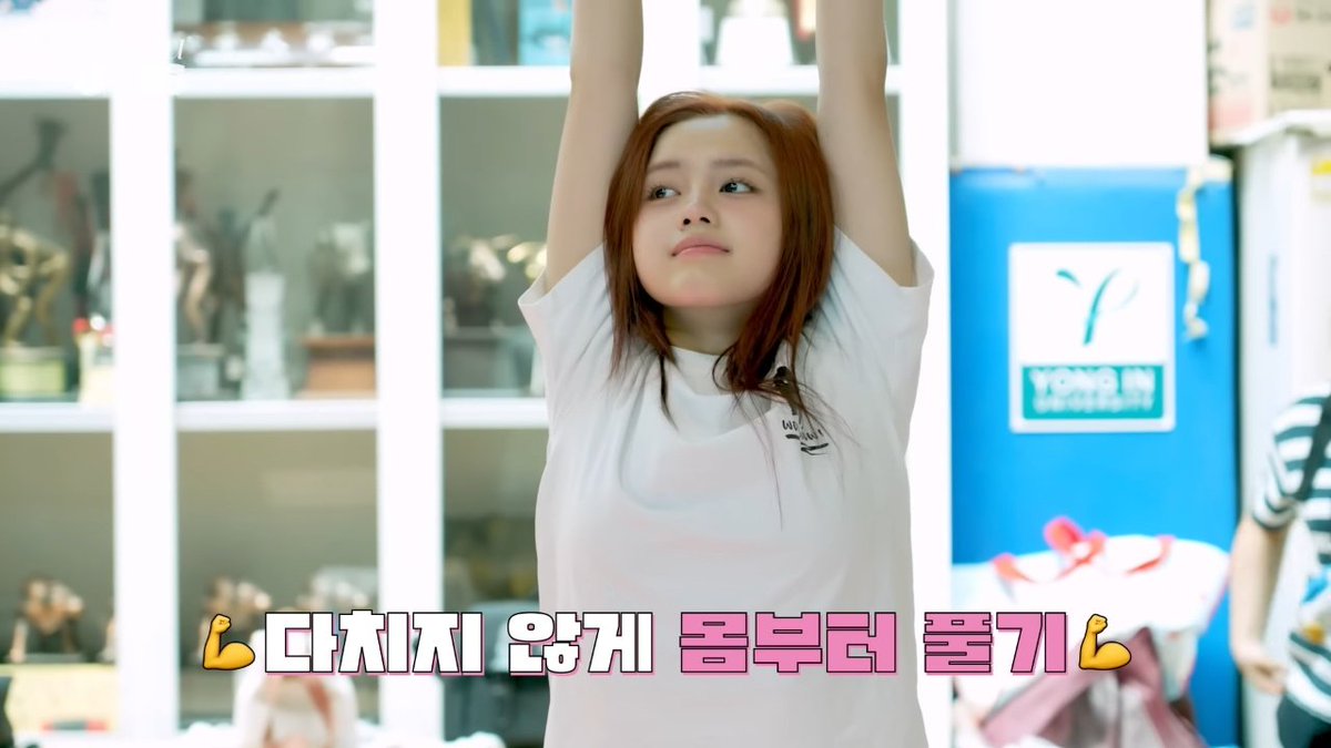 ElisiaGlobal's tweet photo. Look at this baby warming up so cutely 🥰🤍

#유니스 #엘리시아 #UNIS #ELISIA @UNIS_offcl https://t.co/B3QQQMLAUg