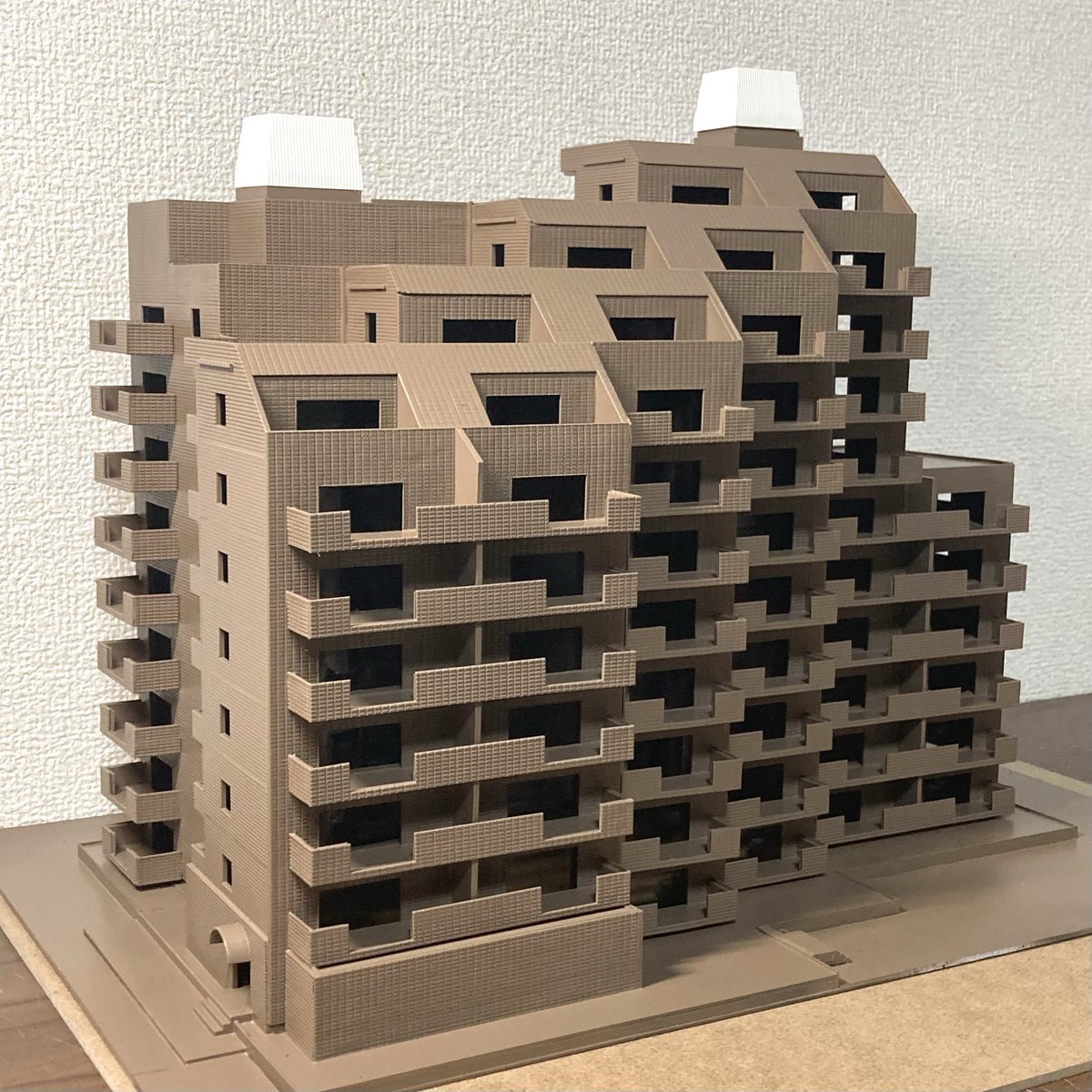 kumakou_model's tweet image. 【例のマンションの外観決定！】

ゴツいマンションになりました。
レンガは全て手彫りでしびれる闘いでした笑

(もっと色明るくするかもしれません…)