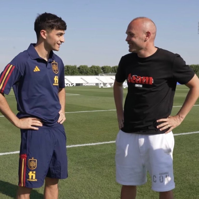 They even pose in sync 😭😭