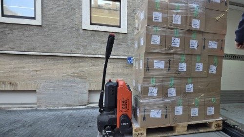 evaenlaradio's tweet photo. El #Papa ha enviado 5.000 antibióticos para los niños de #Gaza a través del Patriarcado latino de Jerusalén.
Durante los dos años de #Guerra, la #Limosneria del #Vaticano ha proporcionado dinero para comprar víveres y gasóleo. https://t.co/LtZHUkKrgd