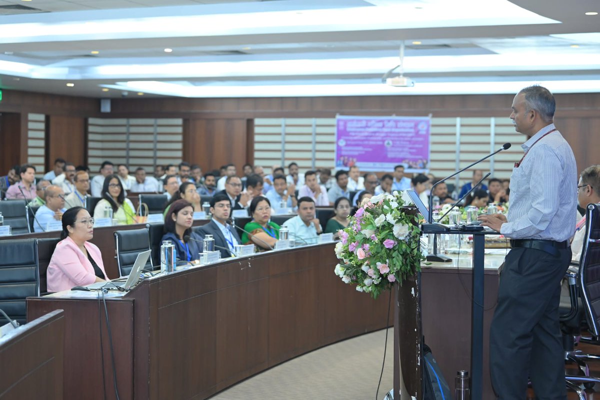 LabourMinistry's tweet image. As part of the outreach activities on the flagship scheme #PradhanMantriViksitBharatRozgarYojana, Sh. Alok Chandra, Senior Labour and Employment Advisor, Ministry of Labour & Employment, held an interactive session in Guwahati, Assam.