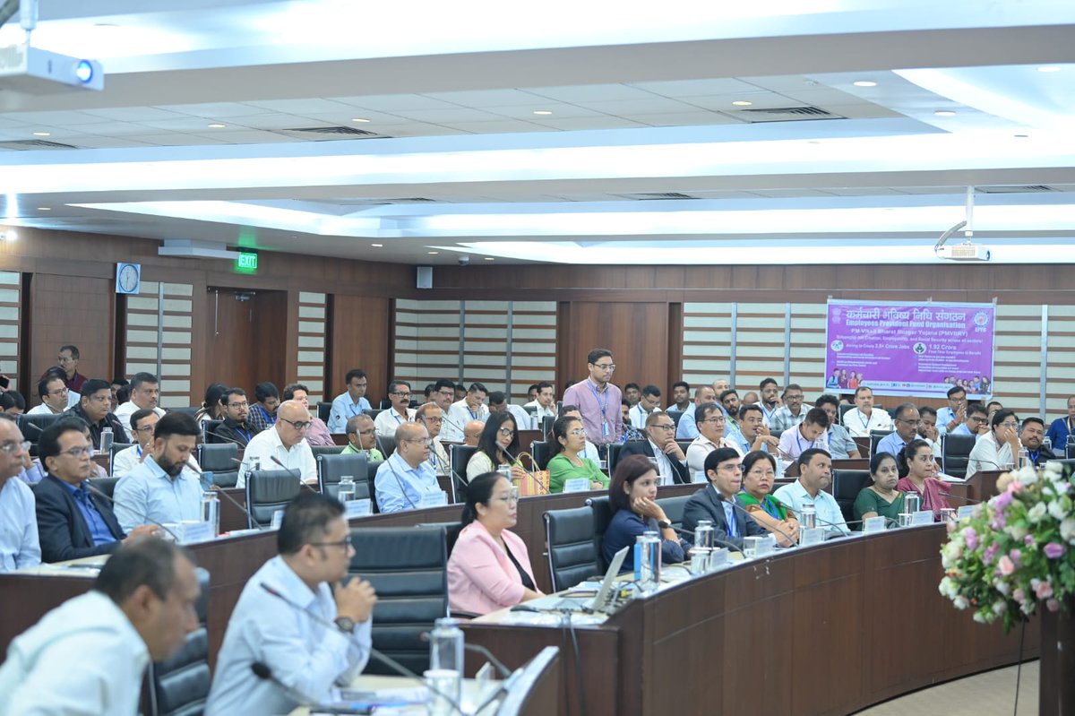 LabourMinistry's tweet image. As part of the outreach activities on the flagship scheme #PradhanMantriViksitBharatRozgarYojana, Sh. Alok Chandra, Senior Labour and Employment Advisor, Ministry of Labour & Employment, held an interactive session in Guwahati, Assam.