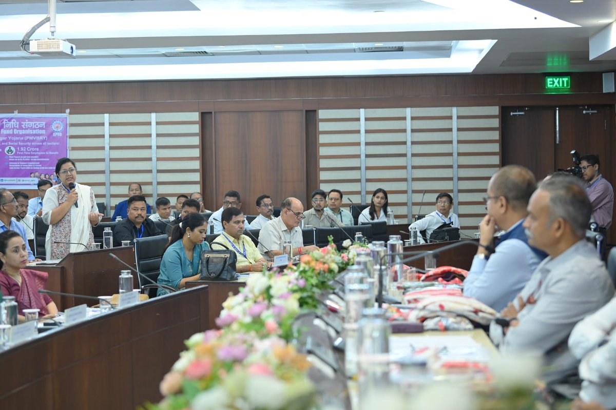 LabourMinistry's tweet image. As part of the outreach activities on the flagship scheme #PradhanMantriViksitBharatRozgarYojana, Sh. Alok Chandra, Senior Labour and Employment Advisor, Ministry of Labour & Employment, held an interactive session in Guwahati, Assam.