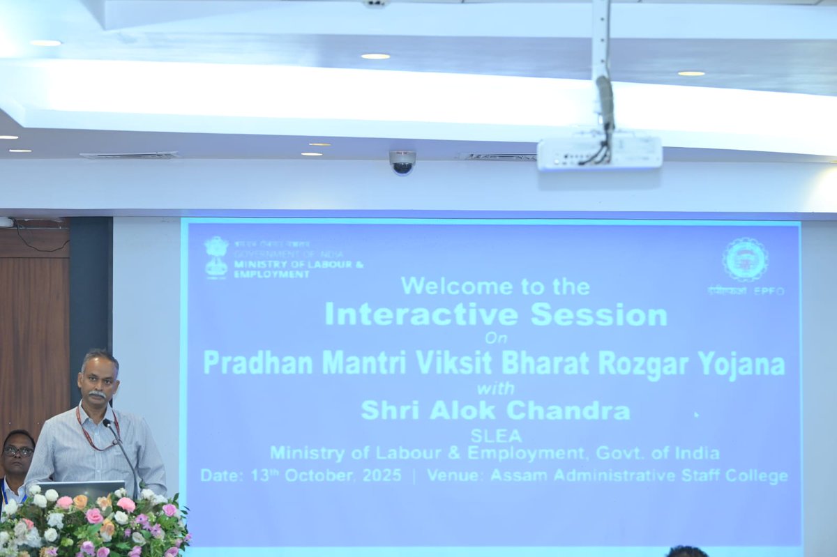 LabourMinistry's tweet image. As part of the outreach activities on the flagship scheme #PradhanMantriViksitBharatRozgarYojana, Sh. Alok Chandra, Senior Labour and Employment Advisor, Ministry of Labour & Employment, held an interactive session in Guwahati, Assam.