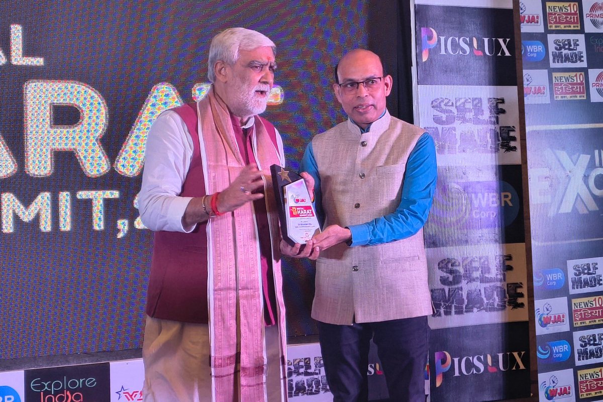 BiovoiceNews's tweet photo. A moment of pride for #BioVoiceNews !

Our Co-Founder Mr. @Bhaskarj0 received the Media &amp; Digital Innovation Award at the Digital Bharat Summit 2025, presented by Shri @AshwiniKChoubey, Hon’ble MP &amp; former Union Minister.

#WJAI #DigitalBharatSummit #MediaInnovation #Healthcare https://t.co/BeJBmitDb6