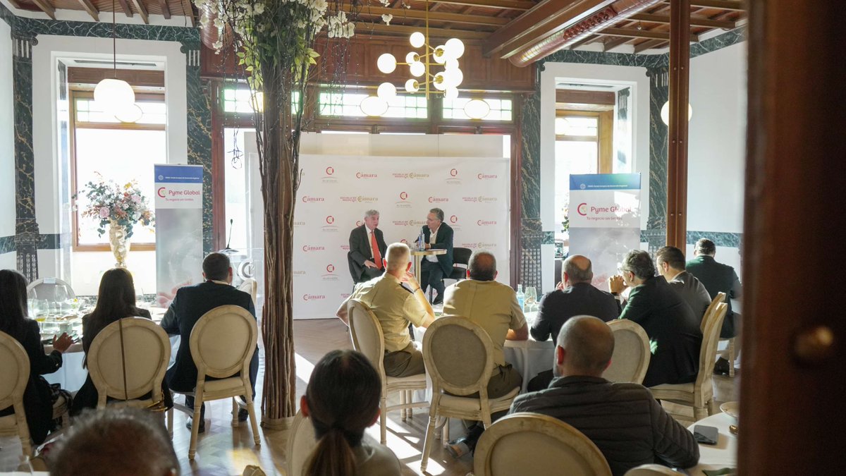 Rafael Dezcállar analiza el papel de China en el nuevo orden internacional en una jornada de la Cámara de Badajoz  📝

+ Info: camarabadajoz.es/es/noticia/raf…

#PymeGlobal #FEDER