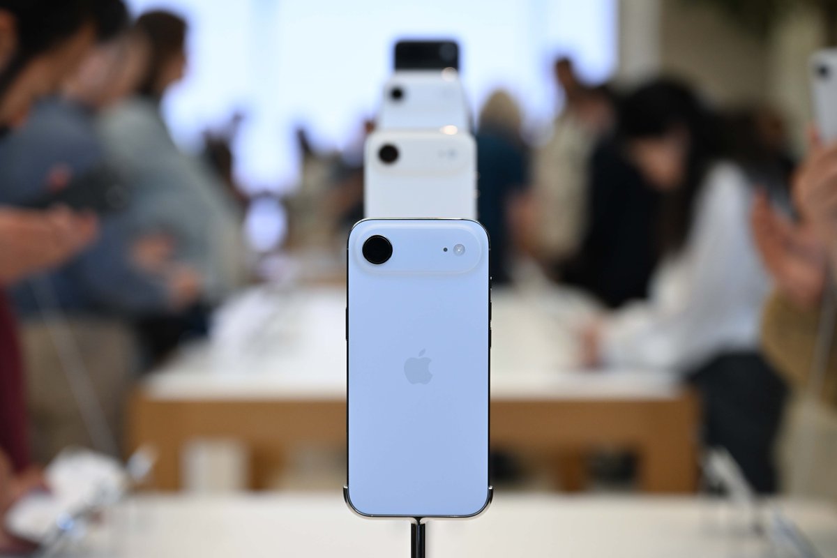 ChinaDaily's tweet image. #TimCook, CEO of #Apple, made a surprise appearance in the Apple Store livestream on Chinese short video platform Douyin on Monday night, announcing the #China launch of its eSIM-only #iPhoneAir smartphones. bit.ly/4760eNM