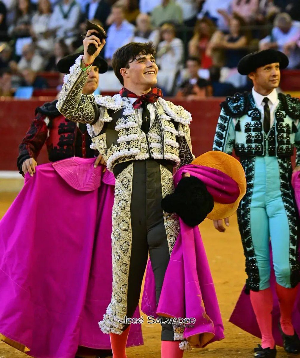 AmodisDenis's tweet photo. Gran tarde en la Plaza de toros de Zaragoza! Oreja de mucho peso con peticion de la segunda !!Enhorabuena Tristàn Barroso! 👏👏👏❤️🙏 https://t.co/YYIt1D3rlU