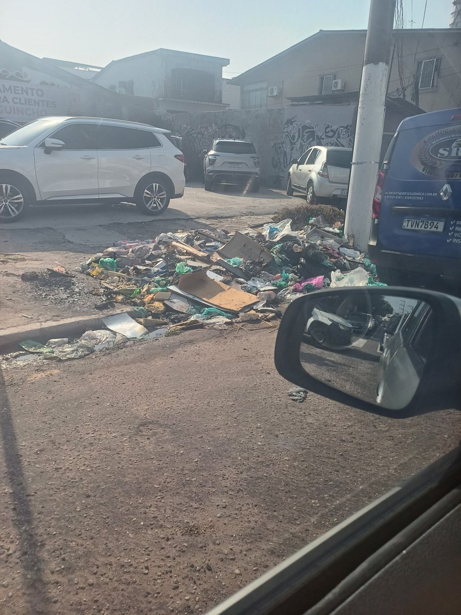 Em plena av.castelo branco com a av.jose Malcher. Centro de Belém. Só lixo até aqui no centro.