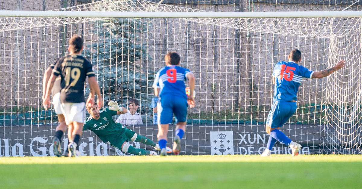 SD_Compostela's tweet photo. 🧤💪 @alecscobo 

Secuencia dun paradón! 🩵🤍

📸 @nacho_castano_ 

#GranPeñaCompos https://t.co/5fTzwBzSH9