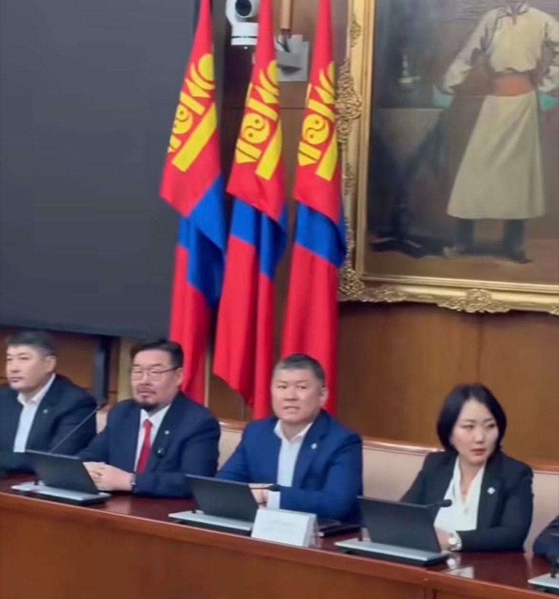 Тэр Аубакир дальжиганаад инээгээд бх юм бхгүй. Хажууд чинь суугаа Эрдэнэтийн тендерчин хүүхэн ажлыг чинь авахжаа гэдгийг ойлгож бгаа юу 🤣