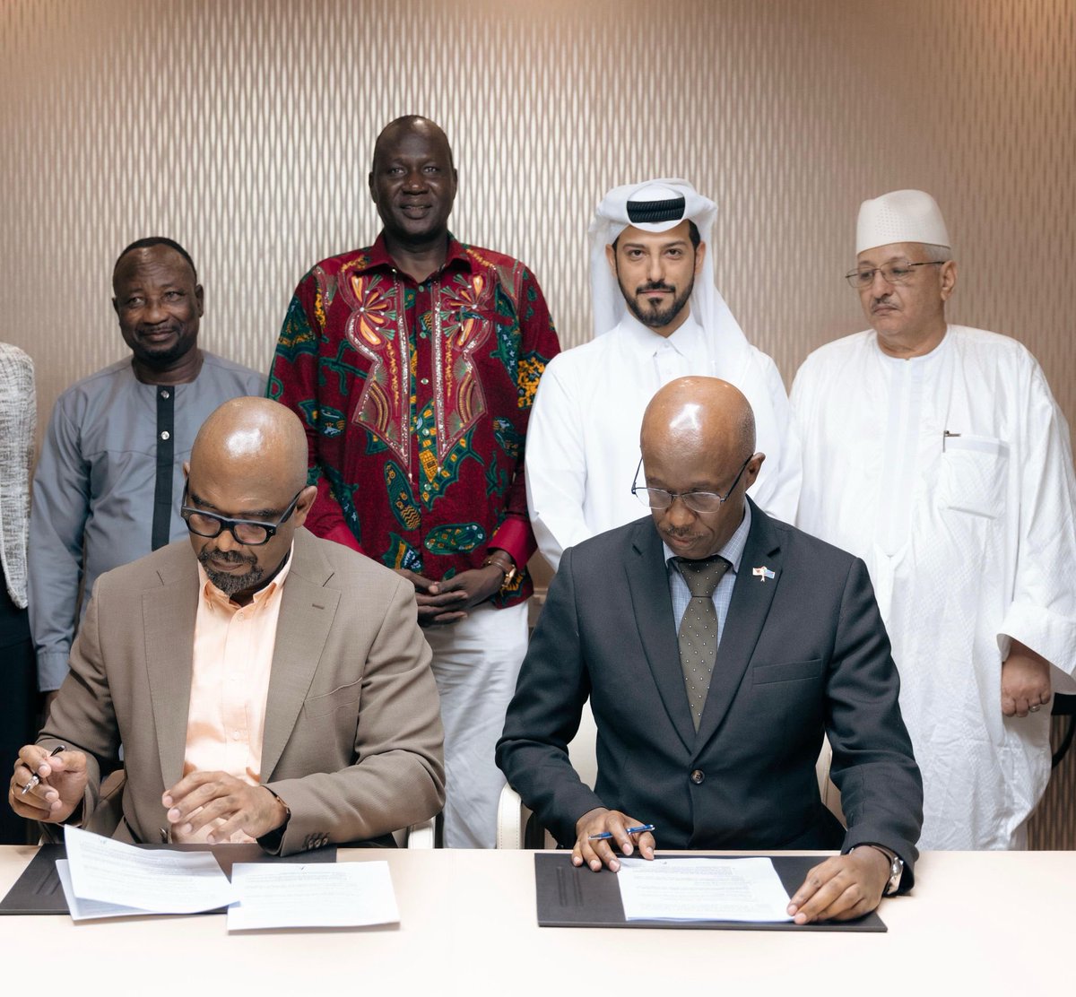 À #Doha, le gouvernement congolais et l'#AFC/#M23 viennent de signer l'accord sur le mécanisme de vérification du cessez-le-feu. 

Sita #Mambu a signé pour la #RDC et <a href="/AbandiRene/">Rene Abandi</a> pour l'AFC/M23.