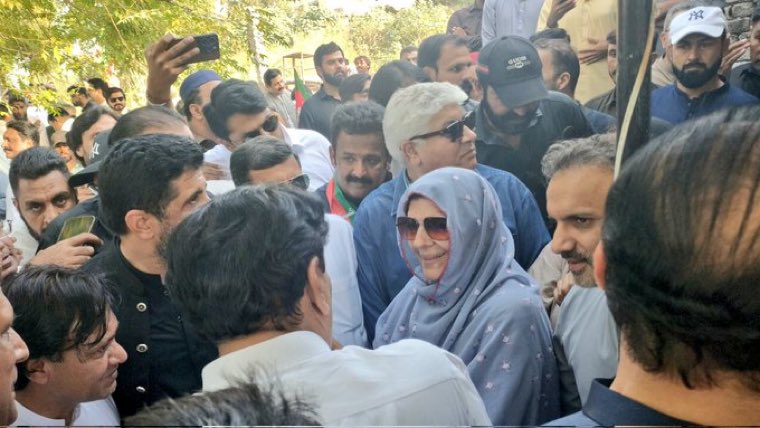 علیمہ خان کی ملاقات ابھی تک نہی کروائی گئی۔ان حالات میں خان صاحب کے حوالے سے صرف بہنوں کے دیے بیان کا یقین کیا جائے گا۔
ظلم و جبر بند ہونا چاہیے۔ایک دماغی مفلوج مریض اس ملک کو جنگل بنا چکا ہے۔پتہ نہی آگے کیا کیا دیکھنا باقی ہے۔
#پوراملک_جام_کردو