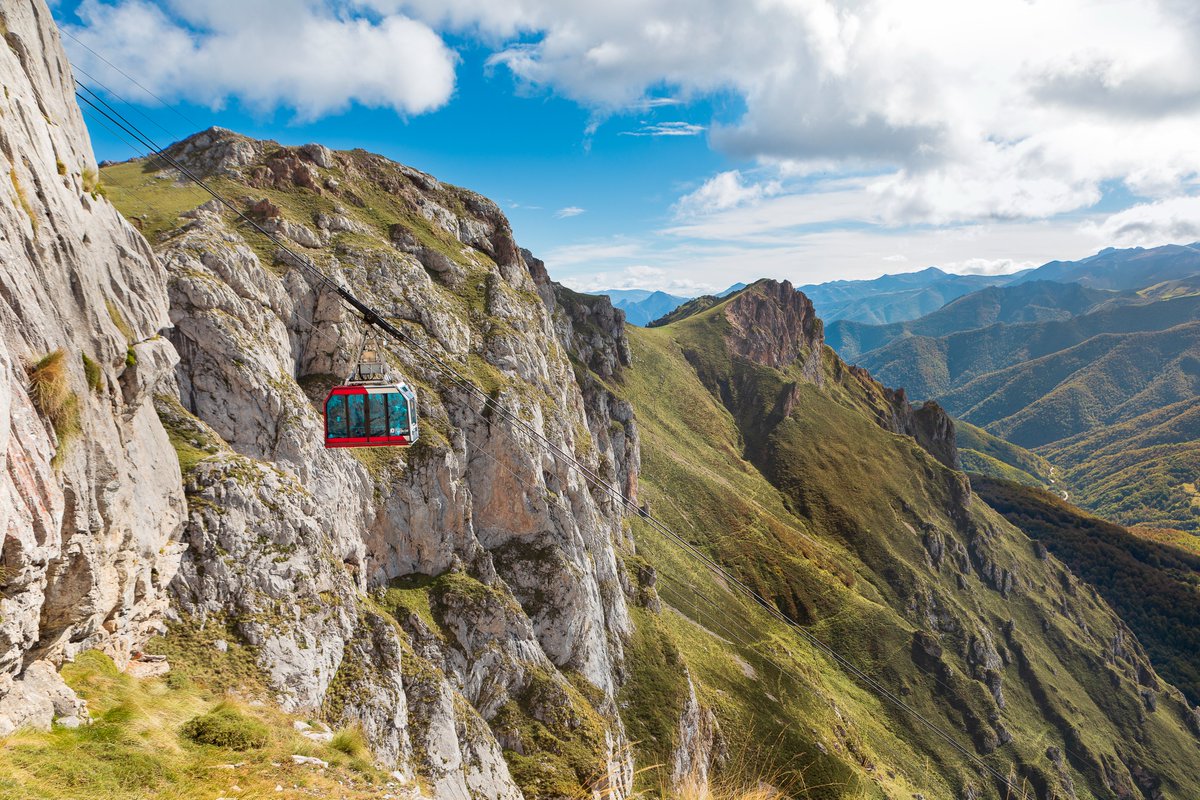¡El teleférico de Fuente Dé ya está abierto con normalidad!

Terminadas las labores técnicas necesarias, el teleférico ya está funcionando a pleno rendimiento.
Saca tu ticket y disfruta de las vistas.
telefericodefuentede.com/2025/10/14/tel…
#CantabriaApetece