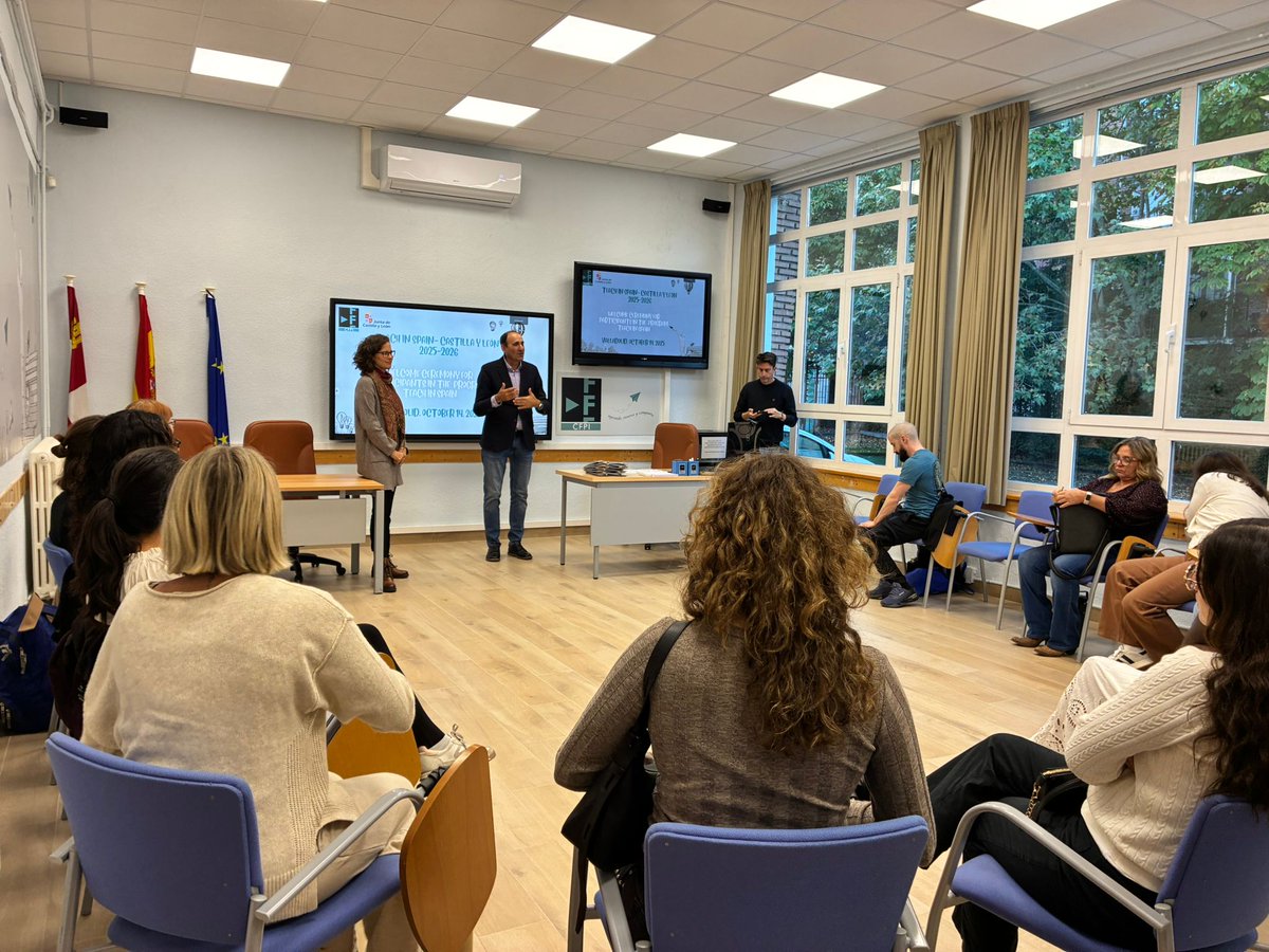 CFPIdiomas's tweet photo. Hoy recibimos a voluntarios del programa Teach In Spain 👩‍🏫🇪🇸 que vienen de EEUU🇺🇸 para colaborar con @educacyl 
Les saludan el Director General y el Jefe de Servicio de formación del profesorado, innovación e internacionalización de @jcyl 
#teachinspain #aprendeinnovaycomparte https://t.co/uzZfMjpOs7