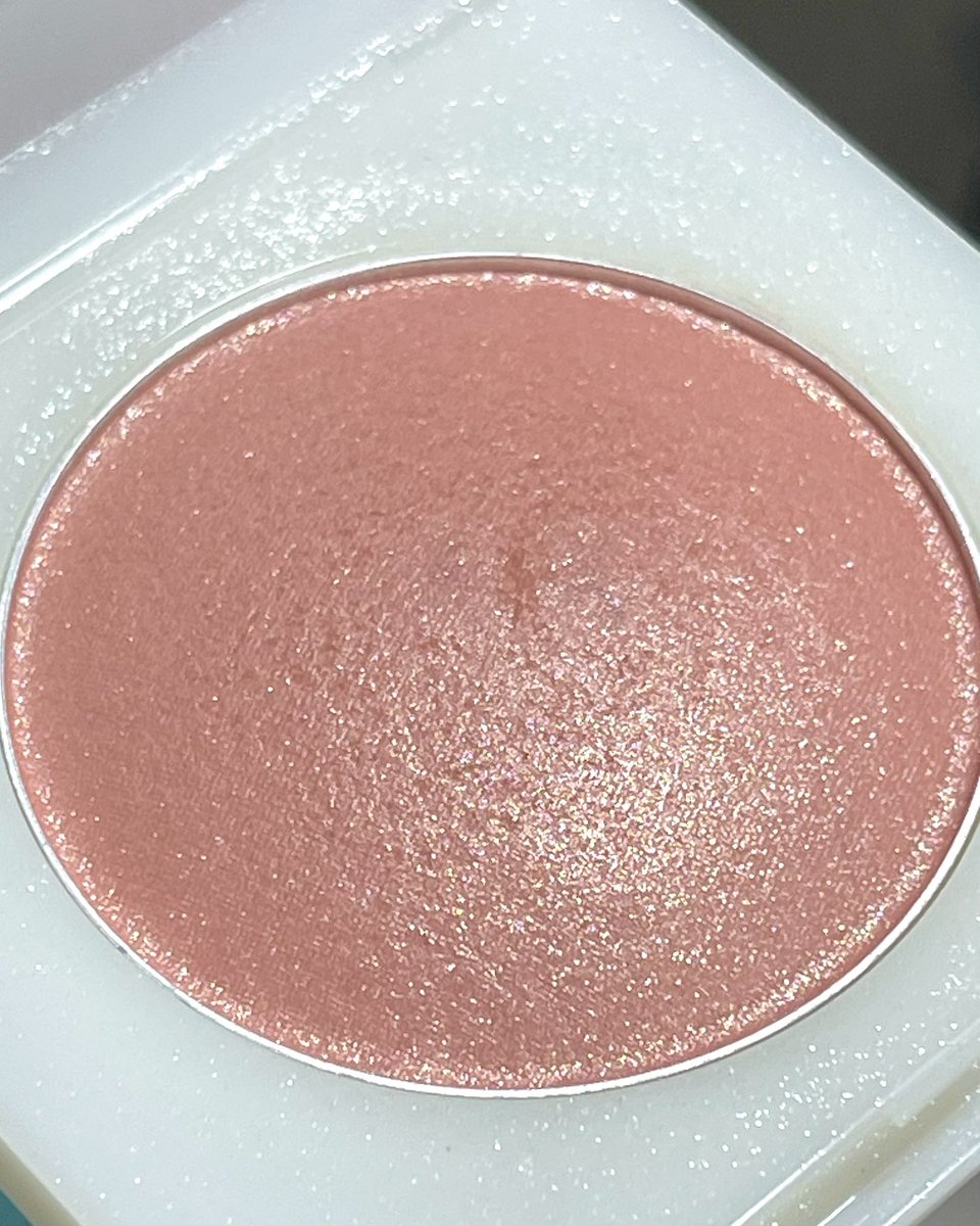 bonnoel0501's tweet image. デパコスチークで¥3,300ってマジか👀⁉︎って値段設定のセルヴォークのルミナスドームブラッシュ

ホリデー限定のEX04は冬のオレンジベージュって感じでゴールドラメとかも入ってて艶キラで可愛い〜🥰明日から予約開始だよ！
#gifted