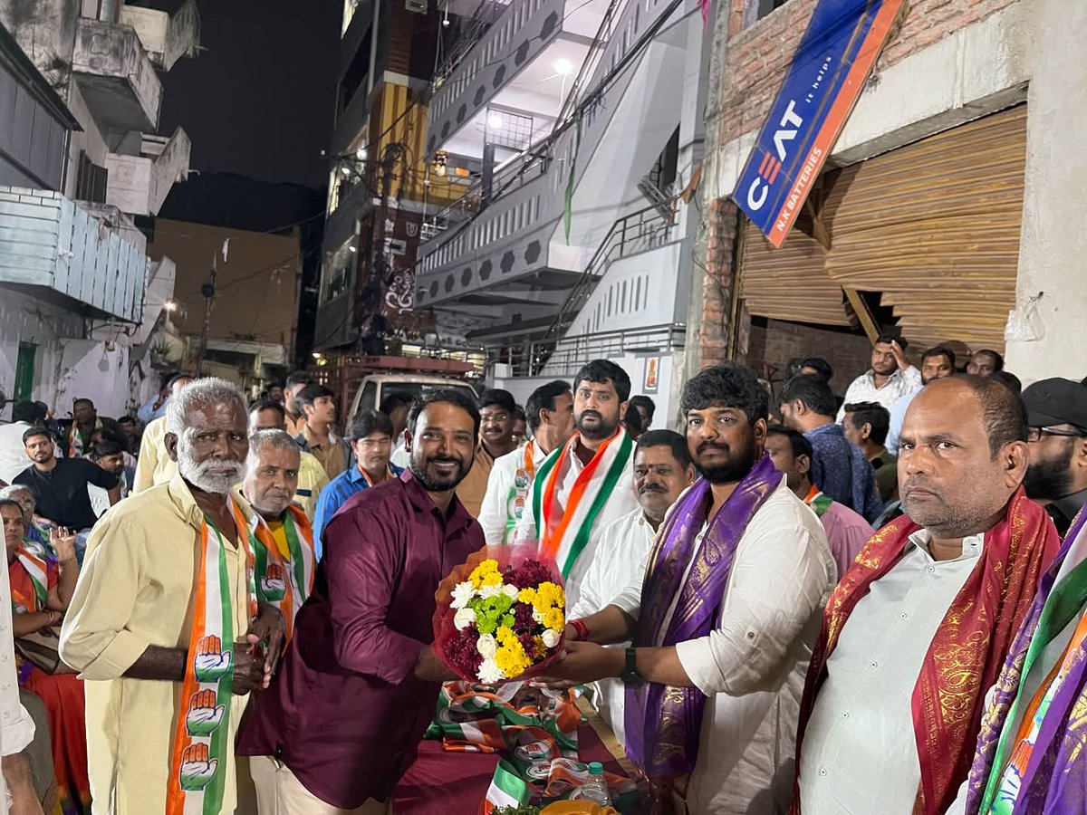 PingNaveenYadav's tweet photo. జూబ్లీహిల్స్ నియోజకవర్గం యూసుఫ్‌ గూడా బస్తీ కార్నర్ మీటింగ్‌లో పాల్గొని వివిధ పార్టీలకు చెందిన నాయకులను కాంగ్రెస్ పార్టీలోకి ఆహ్వానించడం జరిగింది.

#NaveenYadav #NY #TeamNY #NYTeam
#NaveenYadavForJubileeHills
#VoteForNaveenYadav
#VoteForCongress #VoteForINC
#VoteForHastham https://t.co/pbQPAZLz9j