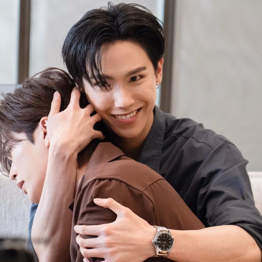 meti4th's tweet image. #JuniorMark ♡
MRS WITH JMOP Q2
#MyRomanceScammerQ2
‘ ใจยิ่งห้ามยิ่งหวั่นไหว ทำไมต้องเป็นแบบนั้น
อยากลบความผูกพัน ที่ฉันนั้นมีต่อเธอ
ยิ่งเจ็บยิ่งรักไม่เข้าใจ ยิ่งเกลียดเท่าไรก็ยิ่งเจอ
ทำไมต้องรักเธอ ได้แต่ถามใจ ทำไมนะทำไม ’
เจ้าเล่ห์ต้นเรื่อง สุดท้ายก็จบด้วยเพลง…