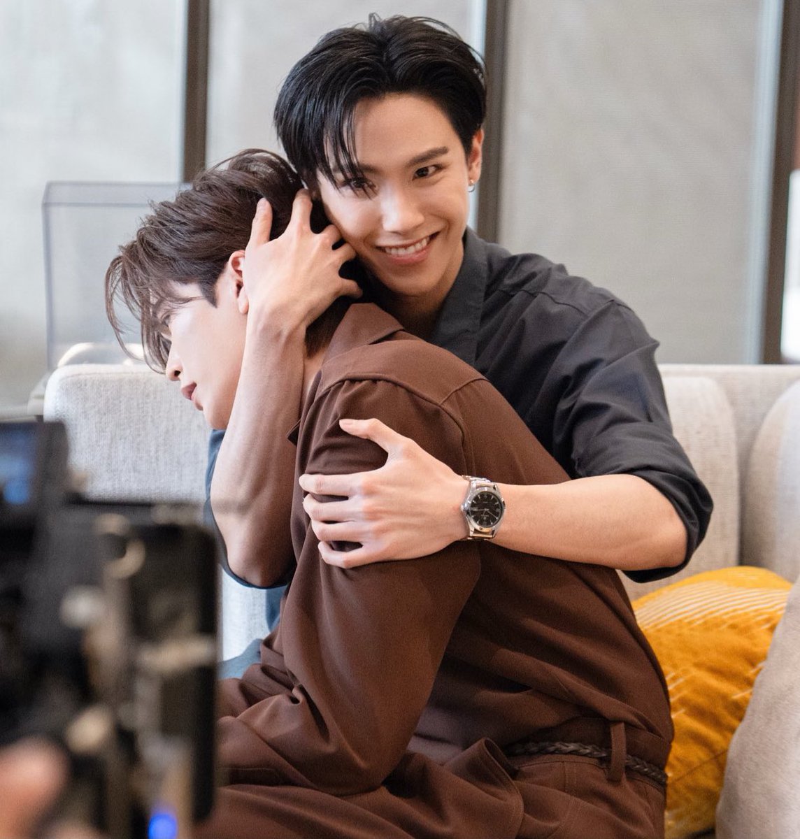 meti4th's tweet image. #JuniorMark ♡
MRS WITH JMOP Q2
#MyRomanceScammerQ2
‘ ใจยิ่งห้ามยิ่งหวั่นไหว ทำไมต้องเป็นแบบนั้น
อยากลบความผูกพัน ที่ฉันนั้นมีต่อเธอ
ยิ่งเจ็บยิ่งรักไม่เข้าใจ ยิ่งเกลียดเท่าไรก็ยิ่งเจอ
ทำไมต้องรักเธอ ได้แต่ถามใจ ทำไมนะทำไม ’
เจ้าเล่ห์ต้นเรื่อง สุดท้ายก็จบด้วยเพลง…