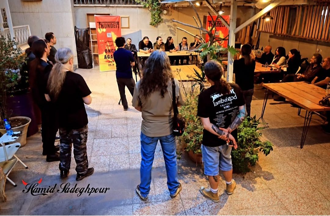 دوشب فوق‌العاده در تهران گذشت؛ در کنار موزیسین‌های درجه‌یک و دوستان عزیز، برای رونمایی از آلبوم جدید گروه تندر. دیدار با چند نفر از دوستان توییتری هم حسابی خوشحالم کرد.

<a href="/Kkvv27/">بيتر كلد!</a> 
<a href="/anzabipour/">Ardavan Anzabipour</a>
