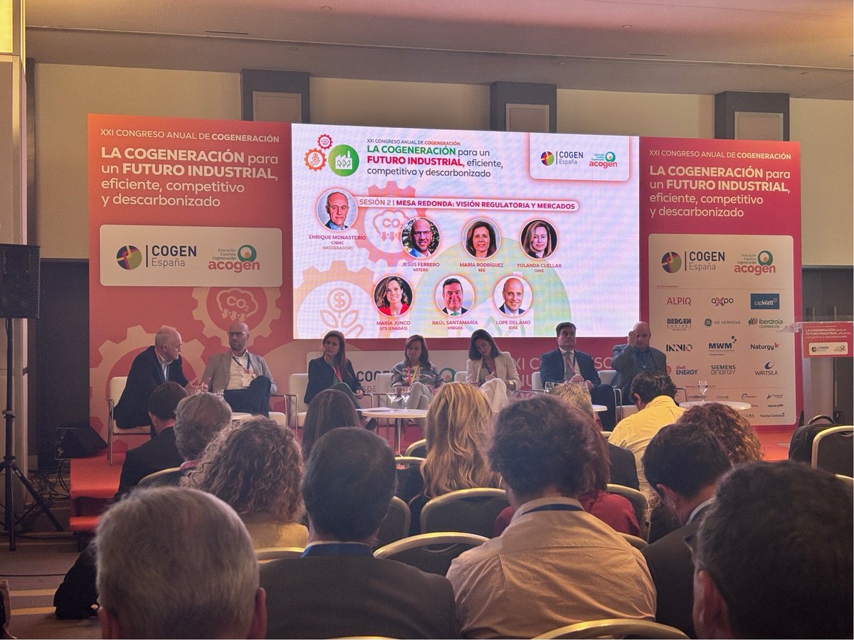 Seguimos con la mesa redonda Visión regulatoria y mercados, donde intervienen
Jesús Ferrero <a href="/mitecogob/">Transición Ecológica y Reto Demográfico</a>
María Rodríguez <a href="/RedElectricaREE/">Red Eléctrica</a>
Yolanda Cuéllar, #OMIE 
María Junco <a href="/enagas/">Enagás</a> 
Raúl Santamaría, <a href="/MIBGAS/">mibgas</a>
y Lope del Amo <a href="/IDAE/">idae</a>. 
Moderados por Enrique Monasterio <a href="/CNMC_ES/">CNMC</a>
