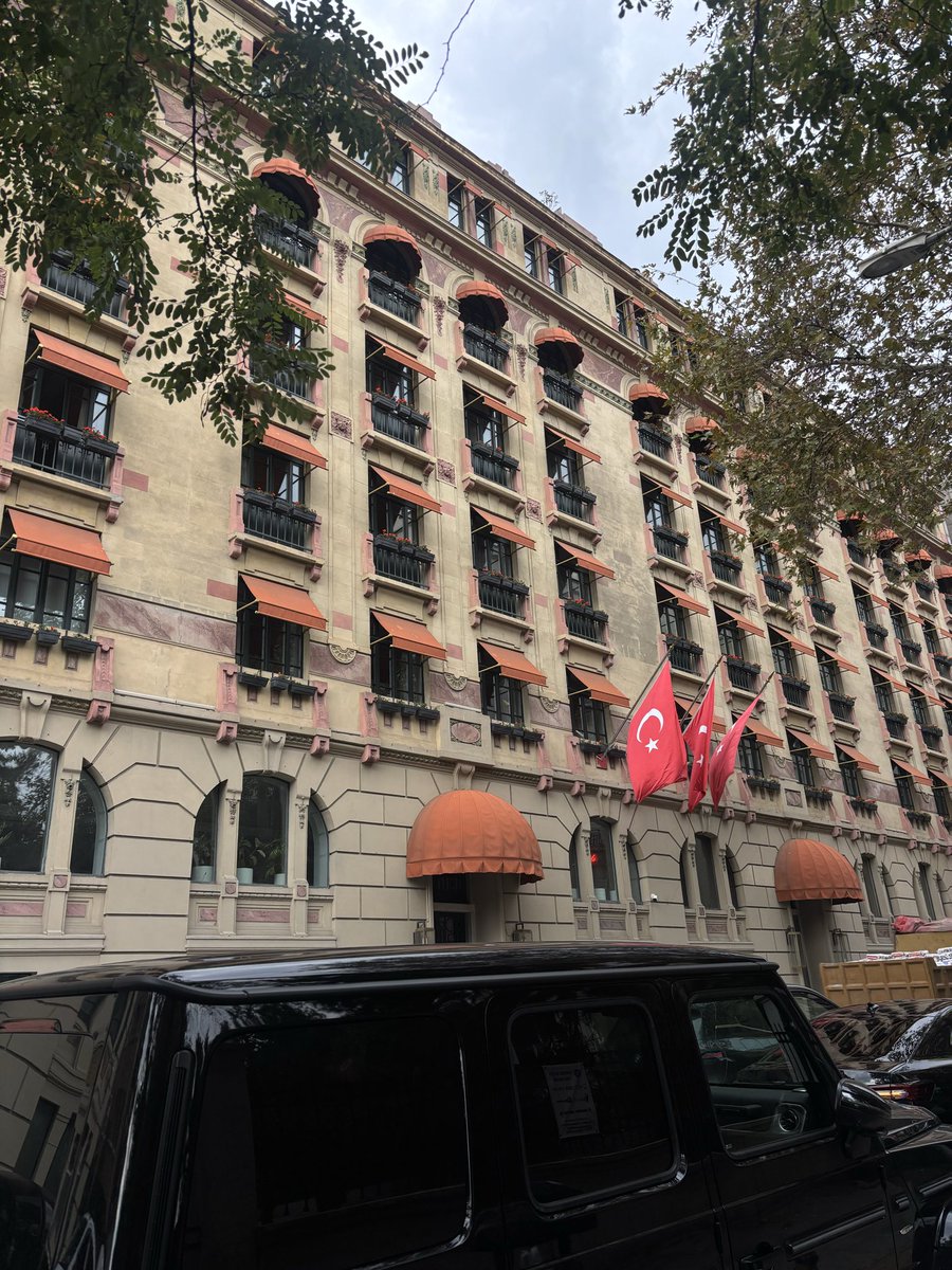 mackada okuyup ders aralarında arkadaslarınla nisantasında dolanıp kahve icmek
bu hayatı seviyoruz