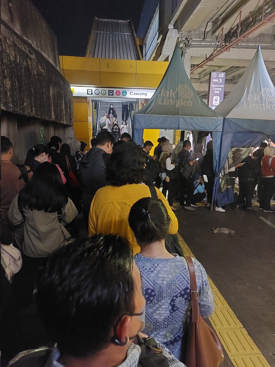 dzakirr's tweet photo. Selamat malam. Min @PT_Transjakarta, Rute B21 kalo jam pulang kerja tolong jarak antar bus diperpendek waktunya. Terima Kasih https://t.co/ze1wpDwjU8