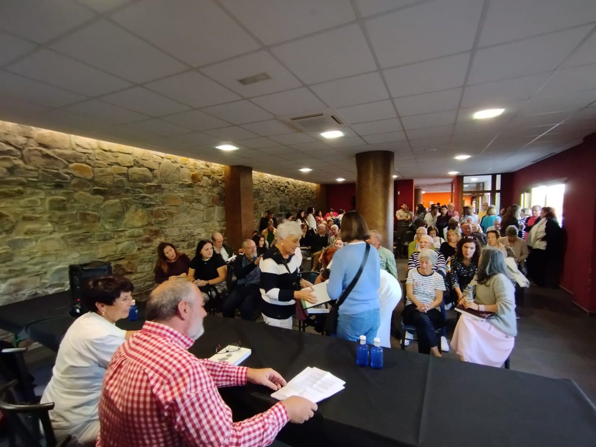 Algunas fotos de la exitosa presentación del pasado sábado en Berlanga del Bierzo.
¡El pueblo entero se ha volcado de nuevo!
Los socios del <a href="/IEB_Bierzo/">Instituto de Estudios Bercianos</a> pueden pasar por nuestra sede para recoger su ejemplar.
#elbierzo #cultura #toponimia #etimología <a href="/ilc_dipuleon/">Instituto Leonés de Cultura</a>  <a href="/diputacionleon/">Diputación De León</a>