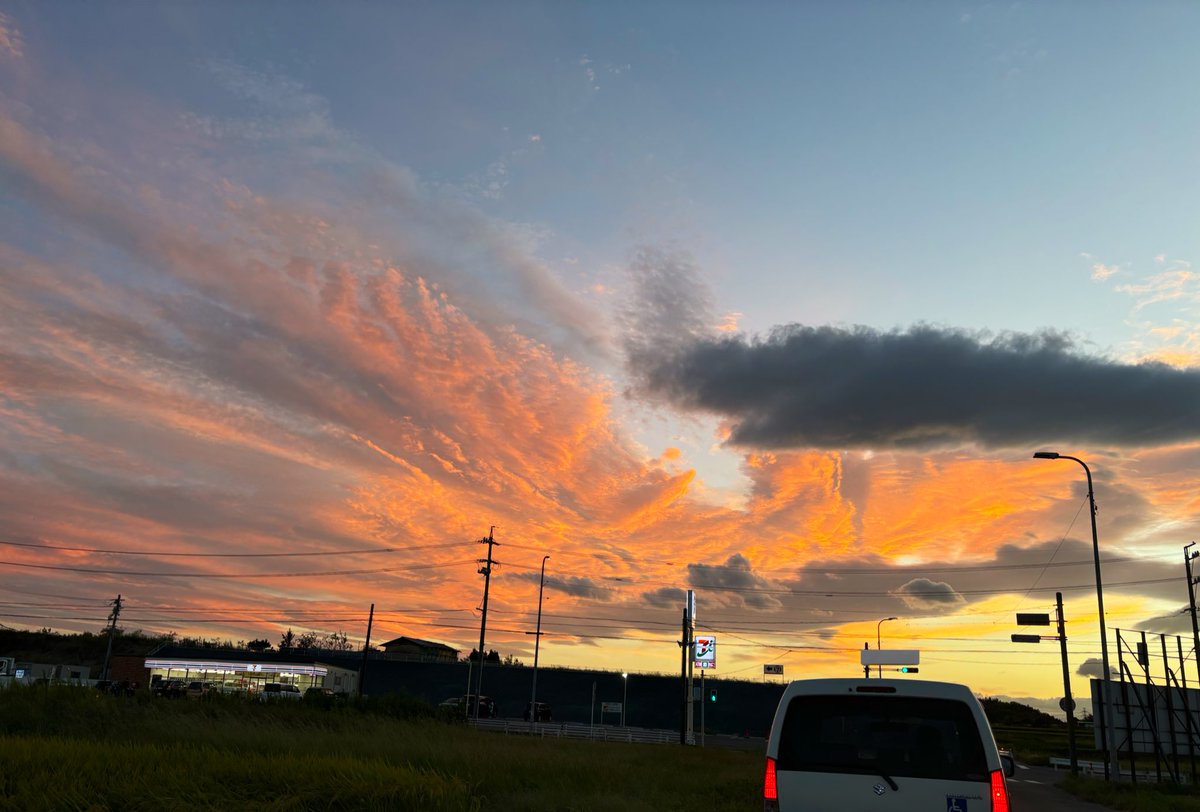 日没が早くなってきたね。
でもこの季節、夕暮れの空を見ながら帰れるのがなんだか好き。

#夕暮れ時