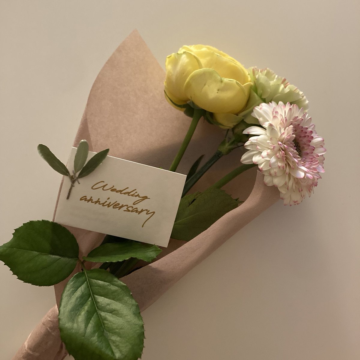 mokc_toppo's tweet image. え〜〜〜〜大切な人たちの結婚うれしいな………もしかしてもしかすると今日が入籍日だったりする…？！図々しいですが我が家も………