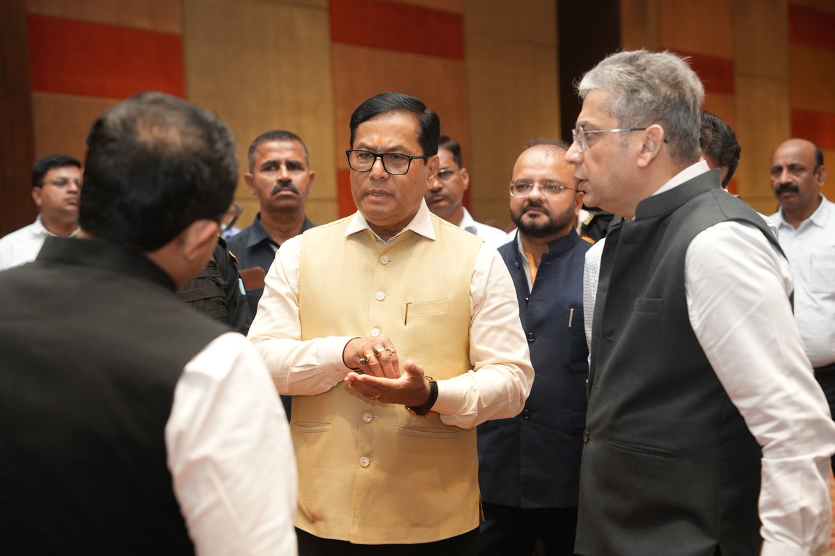 gemsofbabus_'s tweet image. 🚨 At today’s Mumbai press conference, Minister Sarbananda Sonowal unveiled the big picture for India Maritime Week 2025 — a vision powered by ₹80 lakh crore investments, 1.5 crore jobs, and global participation from 100+ countries.

@narendramodi @sarbanandsonwal  @imw_gov…