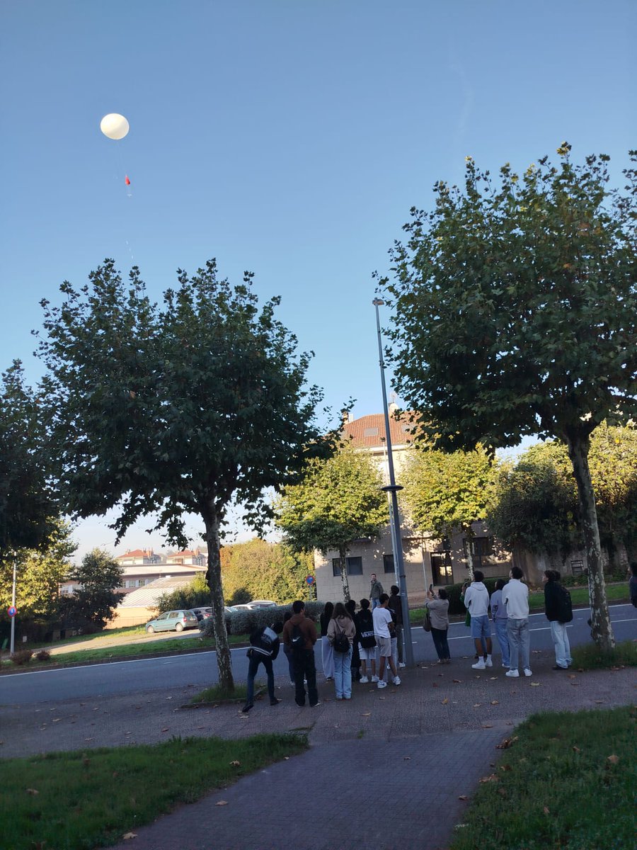 Hoxe tivemos con nós os cursos de 3º ESO e 1º BAC do IES Ramón Otero Pedrayo de #Ourense.

Falamos de isobaras, borrascas, anticiclóns,  DINAS e aparellos meteorolóxicos.

Foi un pracer compartir con vós a mañá, non perdades esa ilusión por saber!!!😉