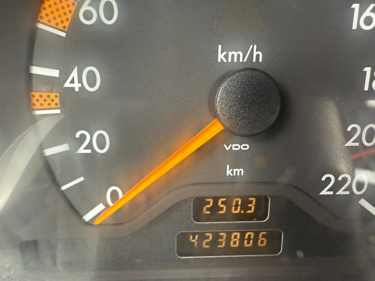 Mileage_impo's tweet image. Mercedes-Benz C200D 🚕 with 1,423,806 km (884,712 miles) on the clock.
Full service history.
Original engine and transmission.