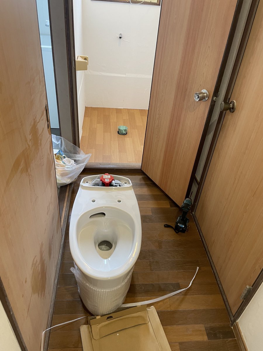 Kei_Okato's tweet photo. ３年ぶりくらいのトイレ🚽
今回も下水直結だけど、和式→洋式とステップアップ☺️ https://t.co/3lyjEUCTJL