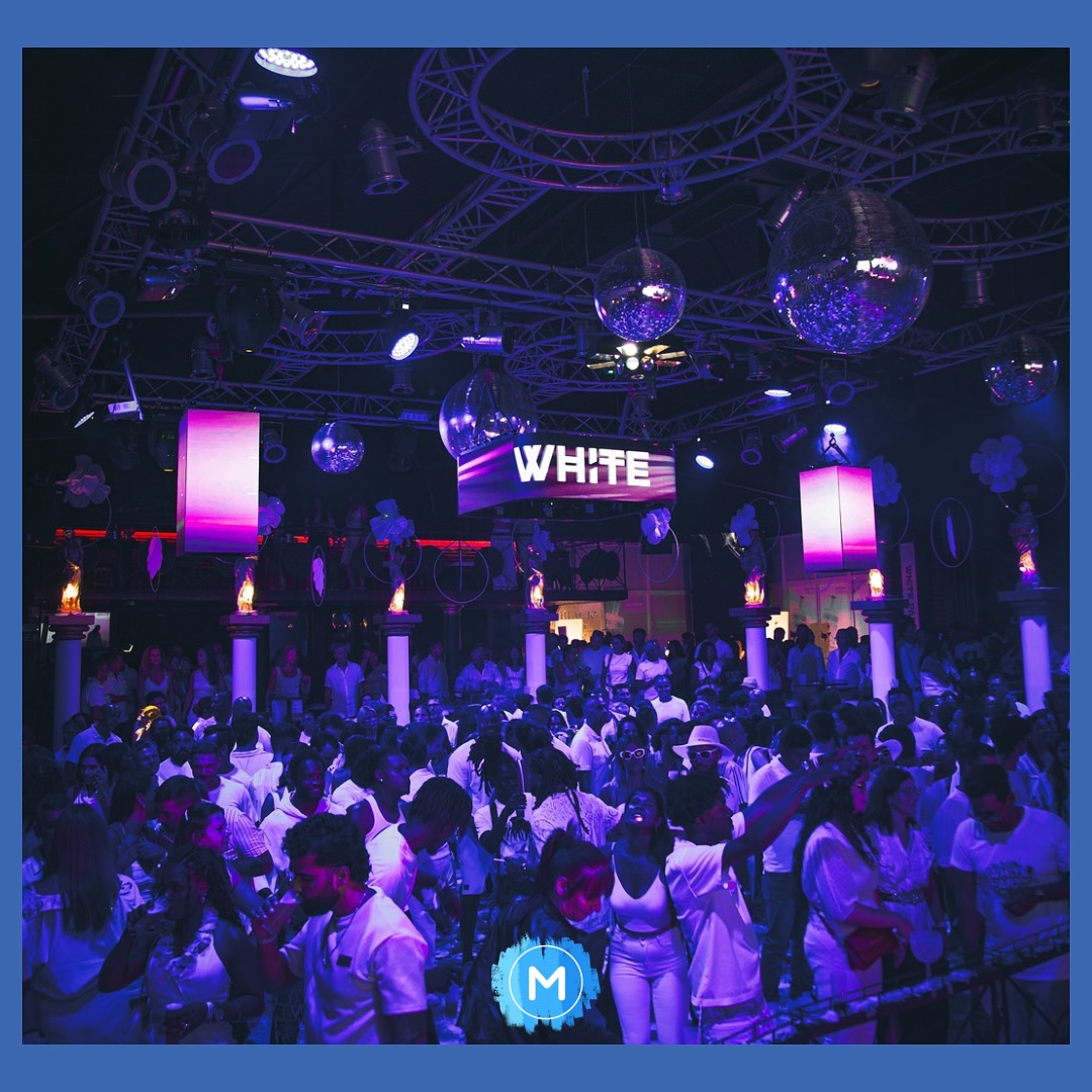 YESTECH_LED's tweet image. White Party at Discoteca Alexander’s lit up the night with stunning LED visuals!
The stage featured a main screen, suspended cube columns, and a curved hanging display, perfectly combining MG10 P2.6 &amp;amp; XTRA P2.6 &amp;amp; MG10 CUBE P2.6.

#YESTECH #LEDdisplay #MGseries  #LEDrental