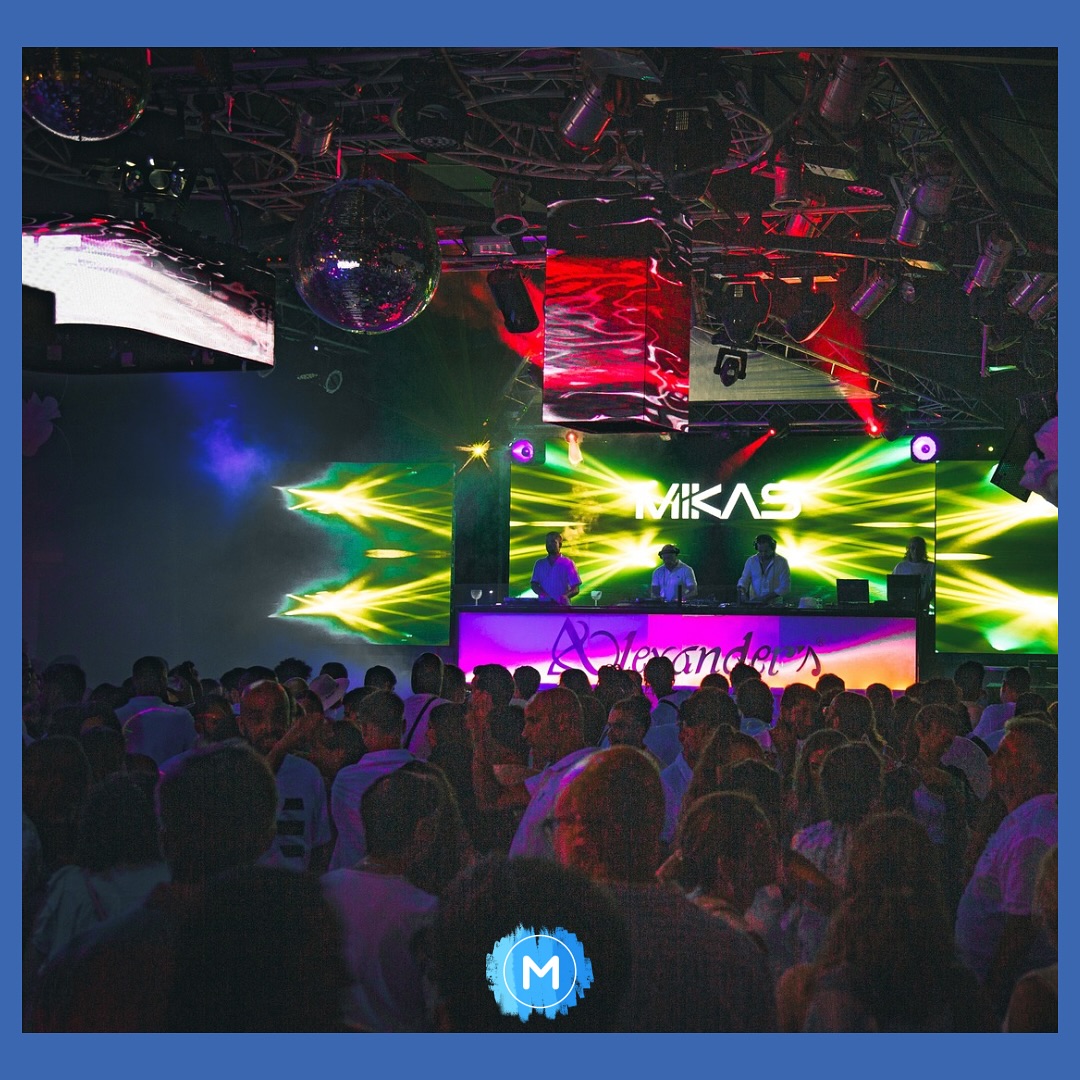 YESTECH_LED's tweet image. White Party at Discoteca Alexander’s lit up the night with stunning LED visuals!
The stage featured a main screen, suspended cube columns, and a curved hanging display, perfectly combining MG10 P2.6 &amp;amp; XTRA P2.6 &amp;amp; MG10 CUBE P2.6.

#YESTECH #LEDdisplay #MGseries  #LEDrental