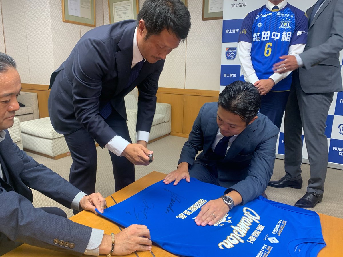 gfm__official's tweet photo. 🔵富士宮市長表敬訪問🔵
本日、当クラブ赤星代表はじめスタッフが富士宮市 須藤秀忠市長を表敬訪問しました。

選手代表として富士宮市出身の佐野楓 選手が出席し、東海リーグ優勝報告＆地域チャンピオンズリーグ出場の意気込みをお伝えしてきました！

貴重なお時間をいただき、ありがとうございました🙇