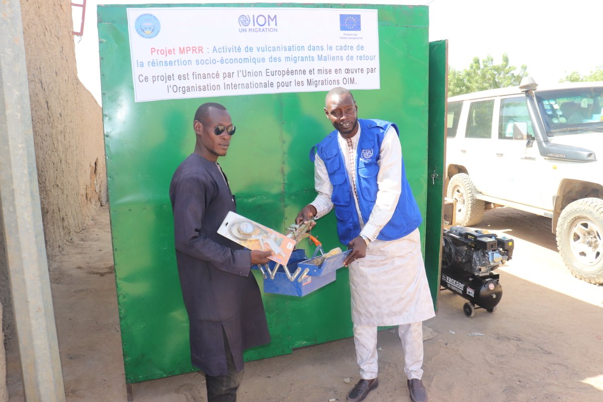 À Gao, l’OIM a remis un kiosque et kits de vulcanisation à un migrant de retour pour favoriser son autonomie.
Cette action s’inscrit dans le cadre du projet #MPRR, financé par l’Union européenne 🇪🇺, qui accompagne les migrants de retour dans leur réintégration durable.