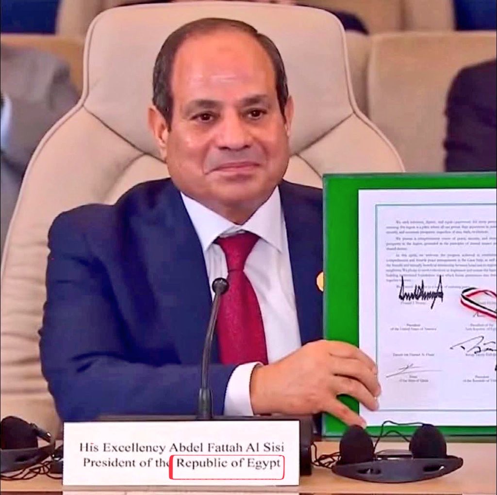 تلقينا أنا والأقلية العربية في مصر نبأ تغيير مسمى جمهورية مصر العربية إلى جمهورية مصر " فقط " بسعادة بالغة 
هذه الدويلة الإفريقية الصهيونية لا نتشرف بانتسابها إلى العرب 
العرب أشرف من أن ينتسب إليهم شرذمة من العرر السفلة الذين لا وزن لهم بين الأمم 
آن الأوان لانفصال سيناء عنهم