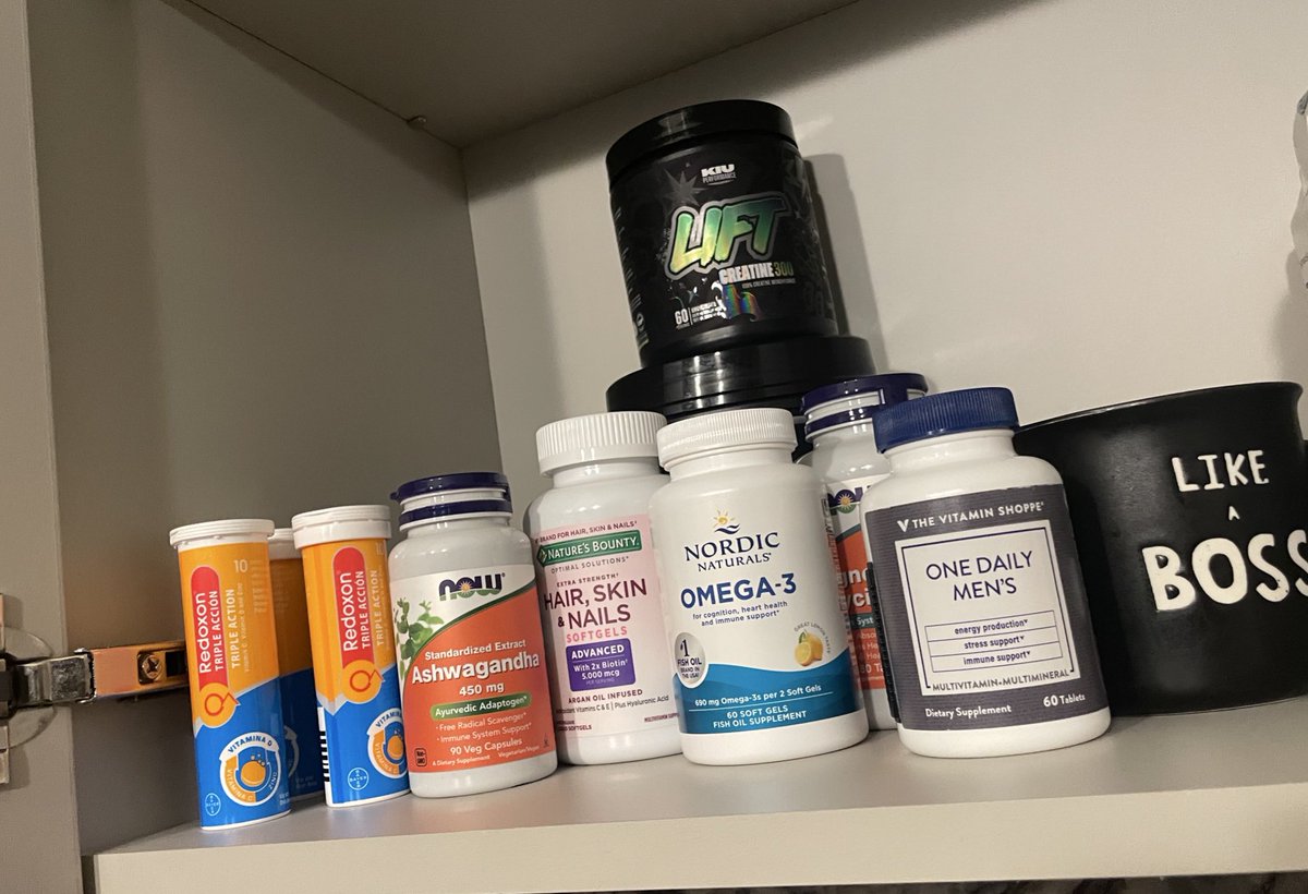 Creo que ya me puedo dejar de considerarme una niña de 24años cuando mi vida empieza a verse así: 

Despierto, suplementos, desayuno, entrenar, ducharme, trabajar o crear contenido, comer, suplementos, trabajar o webcam, entrenar, ducharme, cenar, suplementos y leer o estudiar. Y