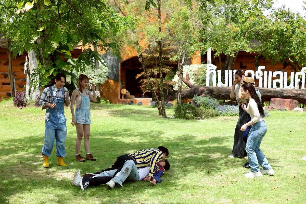 RainbowNewsent's tweet photo. “เล้งแสตมป์” สุดฟิน! “เงารักใต้แสงเทียน” กระแสแรงทะลุแสนวิว แฟนคลับรอชมเต็มๆ 12 EP 11 พฤศจิกายนนี้

#เงารักใต้แสงเทียน #HeartsAGlow
#ลอยรักใต้แสงเทียน
#เล้งแสตมป์
#ลอยแก้ว #LoykaewUniverse

หลังจากปล่อยทีเซอร์ Vertical Series Boys’ Love “เงารักใต้แสงเทียน (Hearts Aglow)” บนทุกแพลตฟอร์มของ Loy Kaew First Love ไปเพียงไม่กี่วัน ก็เรียกเสียงฮือฮาและกระแสแรงเกินคาด โดยคู่จิ้นสุดฮอต “เล้ง–แสตมป์” ที่ได้ฉายาใหม่ “คู่จิ้น OTOP” ทำยอดวิวรวมทะลุ 100,000 Views แล้วในทุกช่องทางออนไลน์
.
เสียงตอบรับจากแฟนซีรีส์ทั้งไทยและต่างประเทศต่างชื่นชมในเคมีความเข้ากันของทั้งคู่ รวมถึงเนื้อเรื่องที่สนุก เข้มข้น และชวนลุ้นตั้งแต่เพียงแค่ทีเซอร์แรก ทำเอา “เล้งแสตมป์” ยิ้มแก้มแตก พร้อมฝากขอบคุณแฟน ๆ ทุกคนที่ติดตามและให้กำลังใจอย่างอบอุ่น
.
เล้ง ณัฐพล กล่าวว่า “ดีใจมากครับที่ทีเซอร์ได้รับการตอบรับดีขนาดนี้ เห็นแฟน ๆ เข้ามาคอมเมนต์ให้กำลังใจเยอะมาก หายเหนื่อยเลยครับ ขอบคุณทุกคนที่ติดตาม และหวังว่าจะชอบผลงานเรื่องนี้เหมือนเดิมนะครับ”
.
แสตมป์ พรวศิน เสริมว่า “ขอบคุณแฟน ๆ ทุกคนครับที่รอดูและให้กำลังใจ เรื่องนี้สนุกแน่นอนครับ แม้จะเป็นซีรีส์แนวตั้งน้ำเน่าแต่มีเสน่ห์ และมีความอบอุ่นในความรักแบบท่านประธานปลอมตัว เชื่อว่าคนดูจะยิ้มได้แน่นอนครับ”
.
สำหรับใครที่ยังไม่ได้ดูทีเซอร์ สามารถรับชมได้แล้ววันนี้ทาง
👉 YouTube / Facebook / TikTok : Loy Kaew First Love
.
แล้วเตรียมรอชมซีรีส์ “เงารักใต้แสงเทียน (Hearts Aglow)” แบบเต็มๆ ทั้ง 12 EP
เริ่มออกอากาศ 11 พฤศจิกายนนี้
.
เงารักใต้แสงเทียน
เมื่อเจ้าของรีสอร์ตตัวจริง “ปลอมตัวมา” เพื่อทวงคืนทุกสิ่ง...แต่กลับได้ “หัวใจ” ของใครบางคนแทน ❤️ จากแผนร้ายที่คิดไว้ กลายเป็นรักแท้ที่จุดไฟกลางความมืด เพราะในทุกเงา…ยังมีแสงเทียนแห่งความรักคอยส่องอยู่เสมอ 🕯️
.
🎬 ชมทีเซอร์ได้แล้วตอนนี้
https://t.co/t0Pt9gZL8q
https://t.co/EPIKYQ9lWo
https://t.co/hCYbxfbiLm

#ซีรีส์วายแนวตั้ง
#9StarGroup
#Thelittlebeeclub
#TimberlandAndFruitResort
#HanumanFilm #MVTV #IPM #LAMP
#คู่จิ้นOTOP