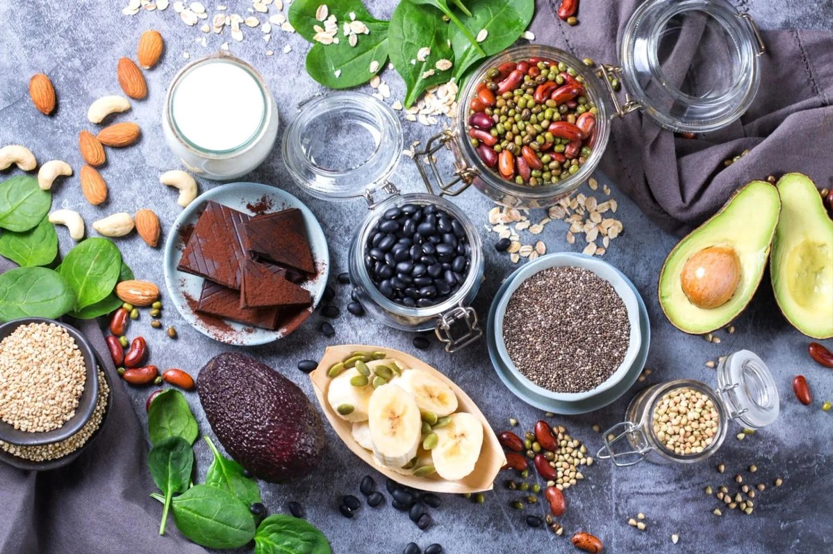DrKristieLeong's tweet image. Magnesium isn’t just for muscles. It regulates melatonin and calms your nervous system. If you’re struggling with restless sleep, low magnesium may be a hidden culprit. Leafy greens, nuts, seed, or a nighttime supplement, like magnesium glycinate, can reset your sleep quality.
