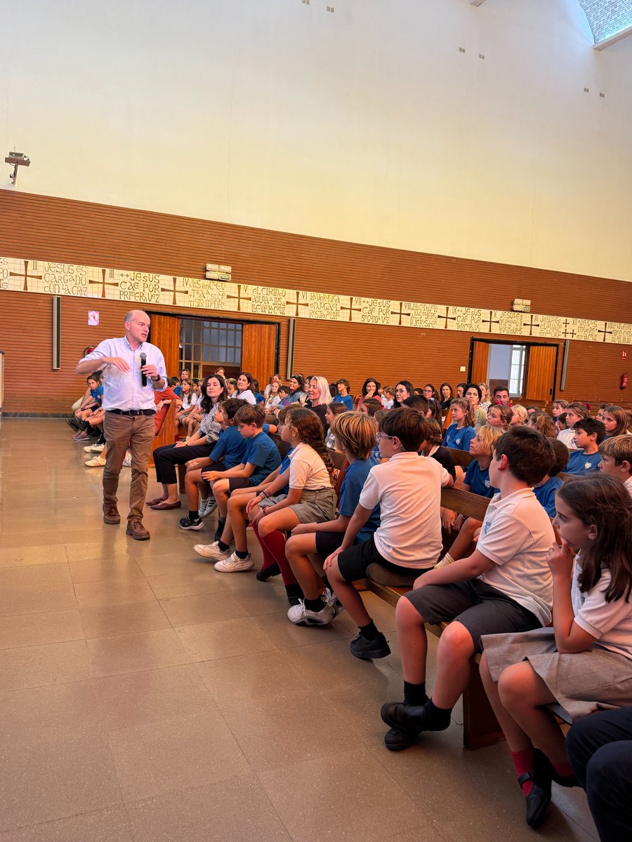 JesuitaAlicante's tweet image. Los alumnos de 4º de Primaria han comenzado su catequesis para prepararse para la Primera Comunión.
Un camino muy especial para crecer en la fe y acercarse más a Jesús. 💞⛪️

#PrimeraComunión #Catequesis #LibresParaServir #educaciónjesuitas