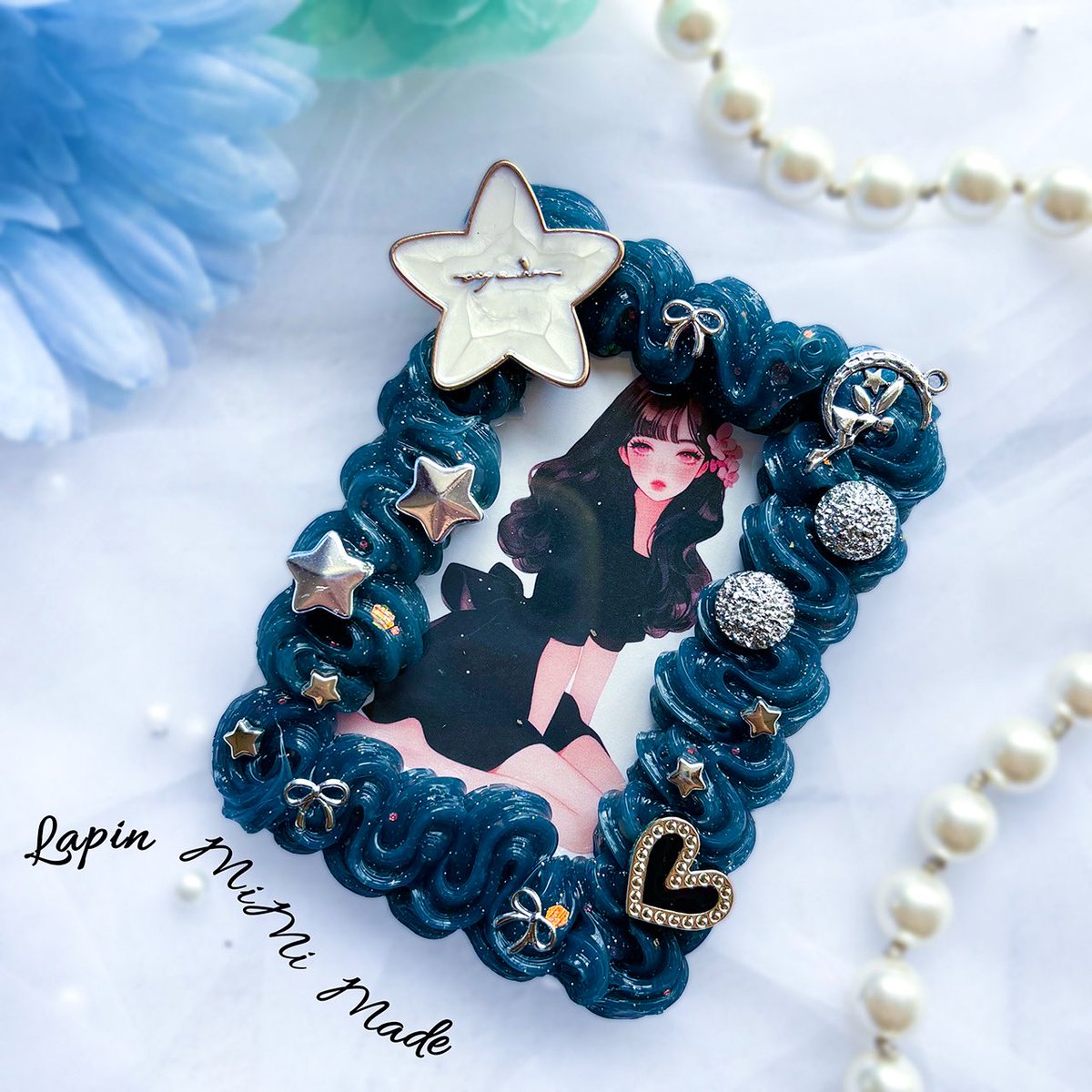 人気の2色ホイップデコの新色販売しました！
パステルカラーでとても可愛くて満足くんෆ.*･ﾟ
その他もバッグチャームタイプや
珍しいカラーの新作もあるので
minneやBOOTHでお迎え待ってます𓂃𓈒𓂂

 #ホイップデコ  #トレカケース  #チェキ  #推し活 
  #レジン  #ホイップ  #トレカ  #カード  #販売