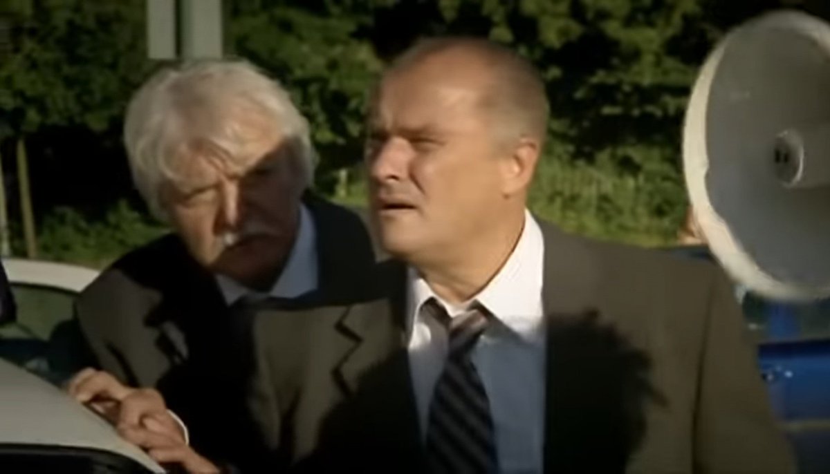 OffTheBill_'s tweet photo. Chris Ellison (DCI Frank Burnside) and Tony Scannell (DS Ted Roach) appeared together as a pair of cops in the first episode of sketch show 'Monkey Trousers' back in 2005.
#TheBill #OffTheBill #Burnside #Burnside25 #BurnsideAt25 #OffBurnside #VicReeves https://t.co/ijR46jhFXR
