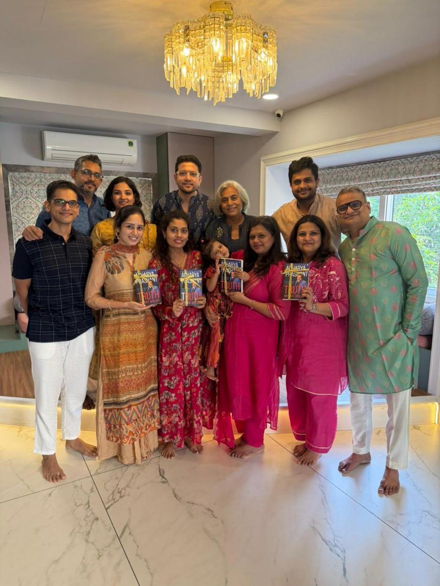 कौन कहता है कि हम पटाखे नहीं जलाएंगे? हमारे पटाखे जलने तो शुरू हो चुके हैं।
‌
यह पटाखा ही तो है जो आचार्य जी ने हमारे हाथ में थमा दिया है। 
हम जिससे भी मिलें, घर या बाहर इसे जलाने (दुनिया को थमाने) से नहीं चूकना है। इसकी गूंज आचार्य जी के साइनिंग कार्यक्रम में सुनाई दे ही रही है,