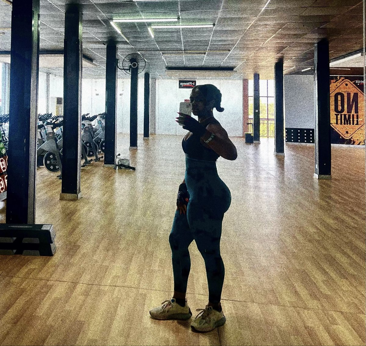 Quick stop at the gym before work ✨🏋️‍♀️
