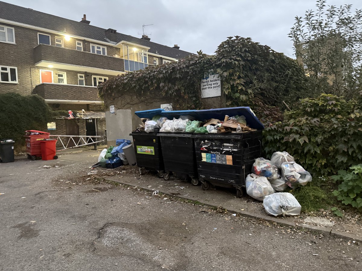 Spoke to residents on the Scovell Estate last night. Overflowing bins, fly-tipping &amp; litter are out of control – but Southwark Labour council bosses refuse to admit there’s a problem.

Sign our petition 👇
southwark-libdems.org.uk/our-campaigns/…